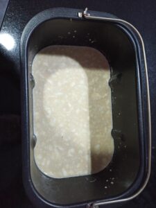 Poner los ingredientes en la cubeta para hacer yogur con galletas Lotus en la panificadora del Lidl