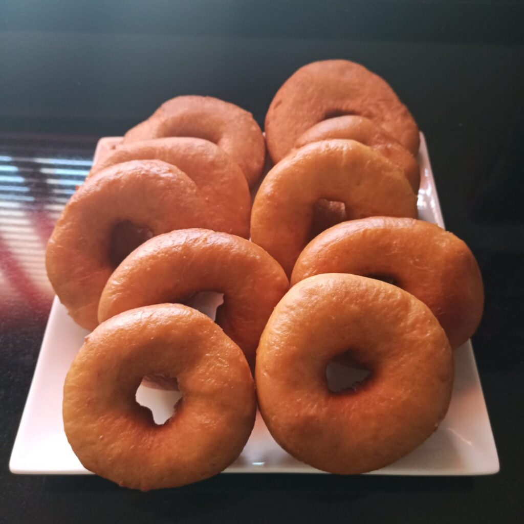 Tras hacer los donuts ayudándonos de la panificadora, se fríen en abundante aceite de girasol. 