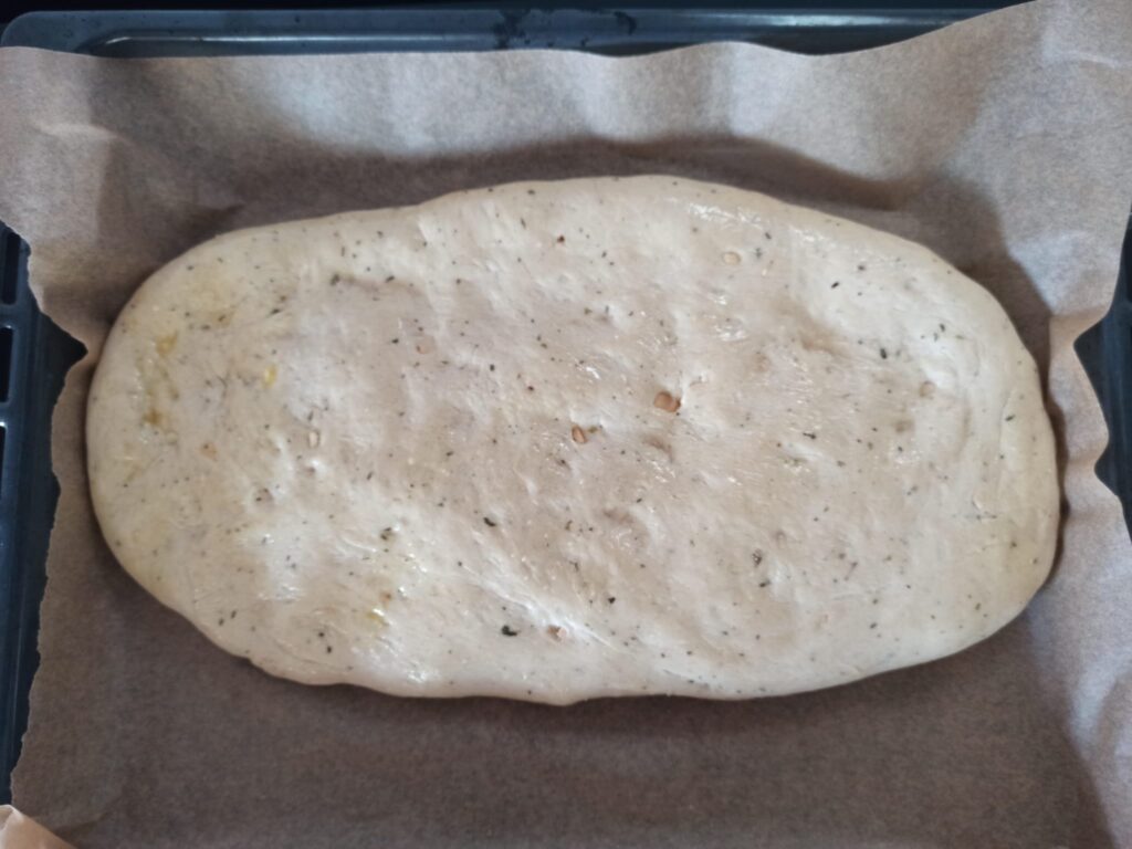 Imagen de una masa para focaccia hecha con la panificadora del Lidl.