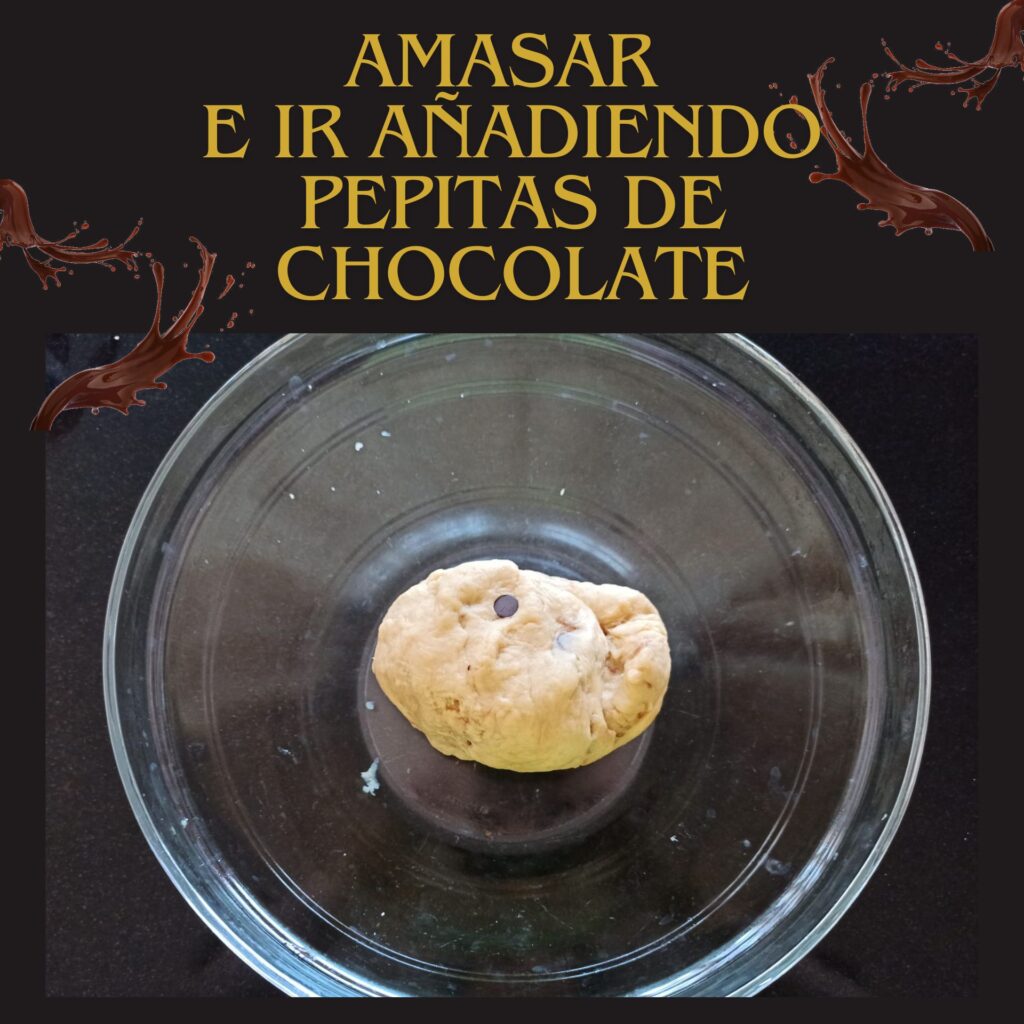 Masa de mañanitos a la que se le han ido incorporando pepitas de chocolate mientras se amasaba a mano.