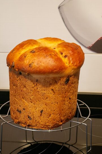 Panetón casero con pepitas de chocolate enfriando sobre una rejilla tras el horneado