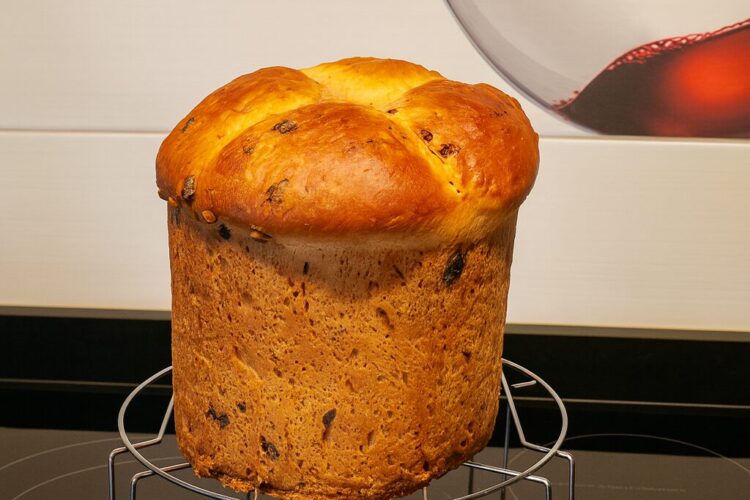 Panetón casero con pepitas de chocolate enfriando sobre una rejilla tras el horneado