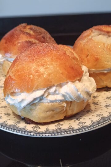 Bambas de nata con sabor a roscón de Reyes caseras hechas en panificadora Lidl.