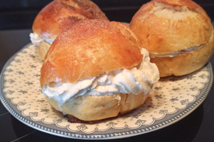 Bambas de nata con sabor a roscón de Reyes caseras hechas en panificadora Lidl.