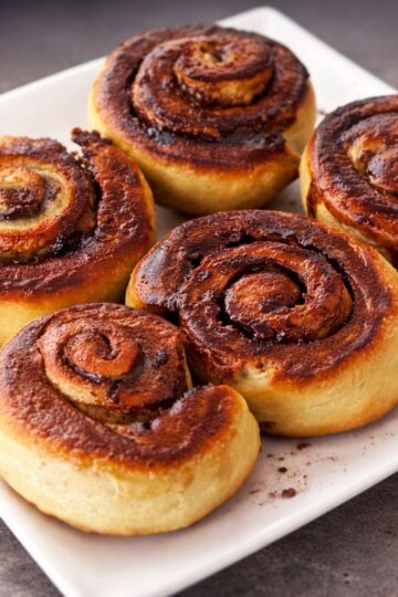 Rollos de pistacho y cacao recién horneados, preparados con la panificadora Silvercrest de Lidl.