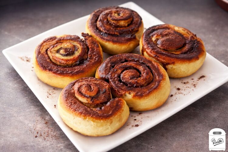 Rollos de pistacho y cacao recién horneados, preparados con la panificadora Silvercrest de Lidl.